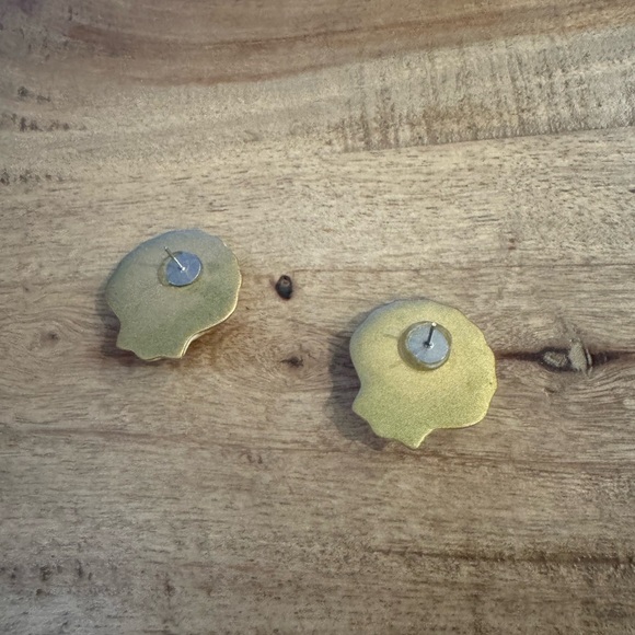 Vintage Gold and Cream Shell Earrings - Picture 3 of 4